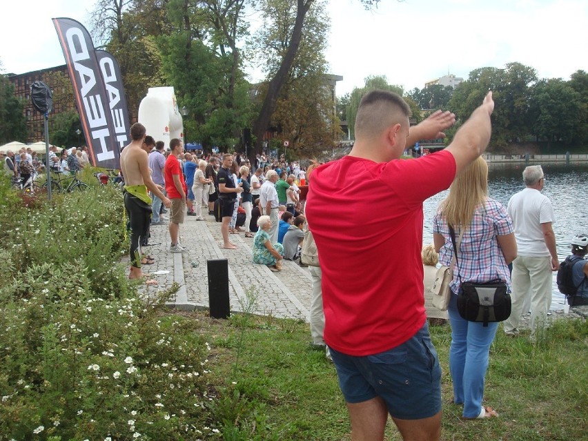 Zawodnicy jeszcze przed startem - pamiętają o rozgrzewce