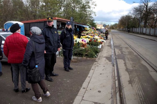 Policjanci patrolują również tereny wokół cmentarzy