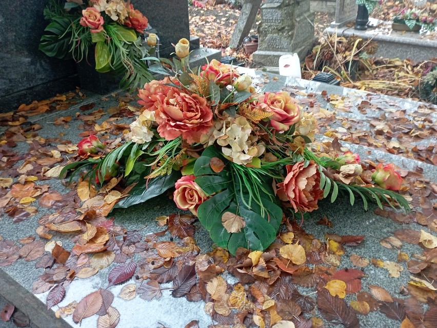 Pięknie udekorowane groby na cmentarzu w Starej Rawie