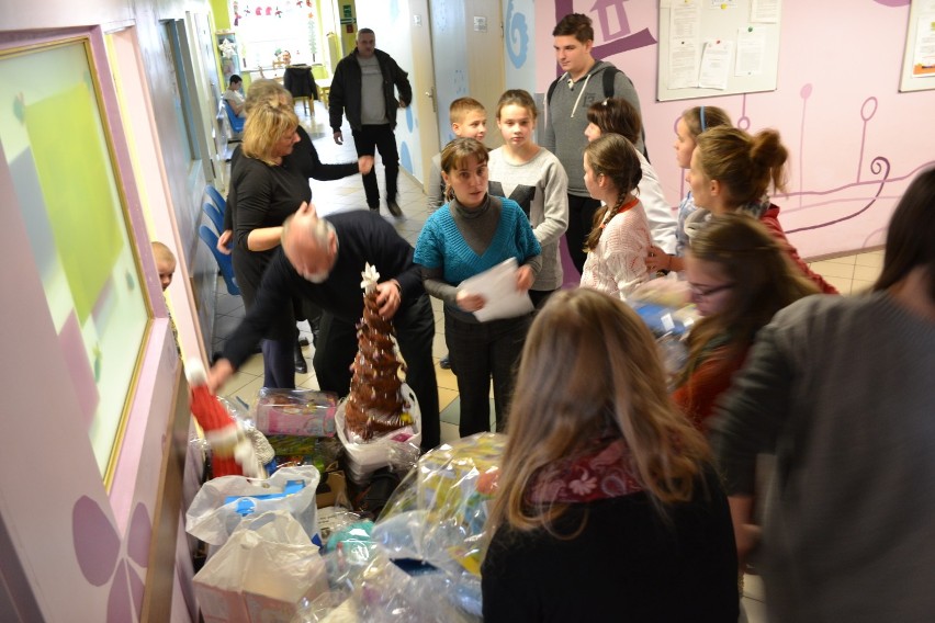 Święta 2014 w Zabrzu: mieszkańcy Roszowickiego Lasu pomagają...