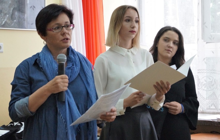 Nowy Sącz. Młodzi dziennikarze ze szkół podstawowych i liceów odbierali nagrody w konkursie gazetek szkolnych