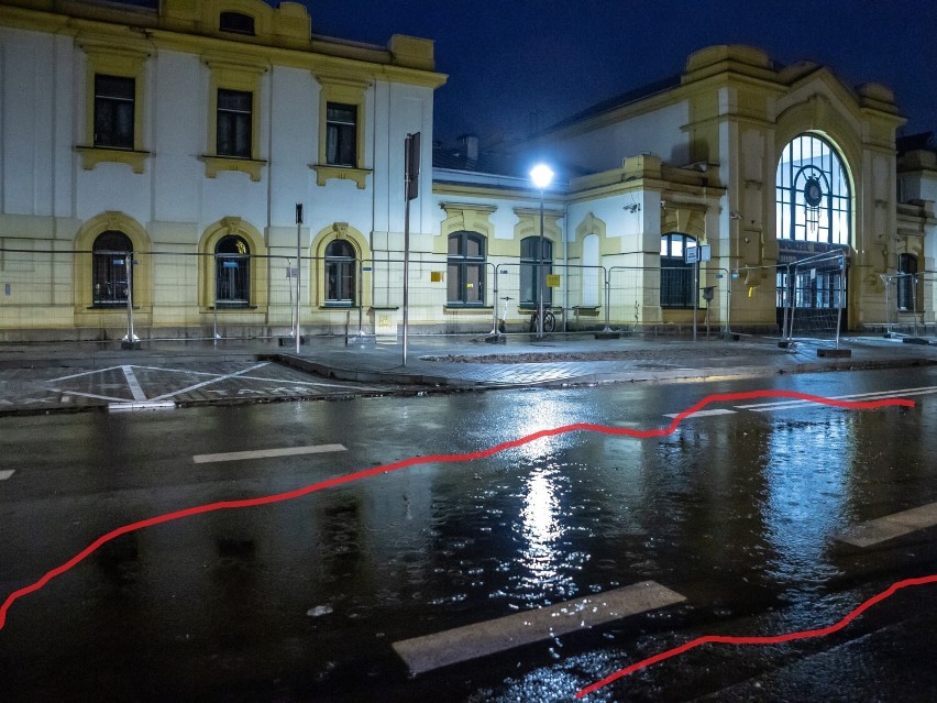 Po opadach deszczu na przebudowanej ulicy Poniatowskiego...