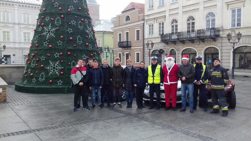 Mikołajki przed szkołą z policją i WORD w Piotrkowie