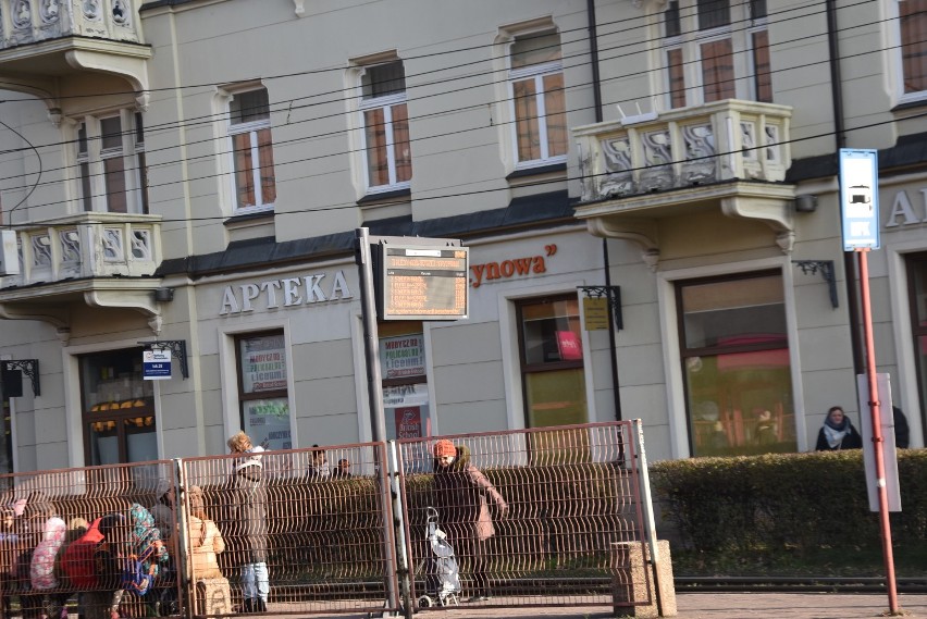 Montują i testują tablice informacyjne na przystankach ZDJĘCIA