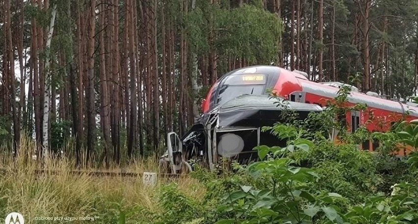 Bus został dosłownie zmiażdżony przed szynobus.