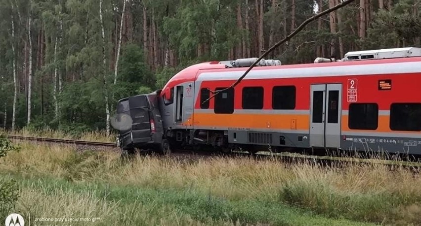 Bus został dosłownie zmiażdżony przed szynobus.