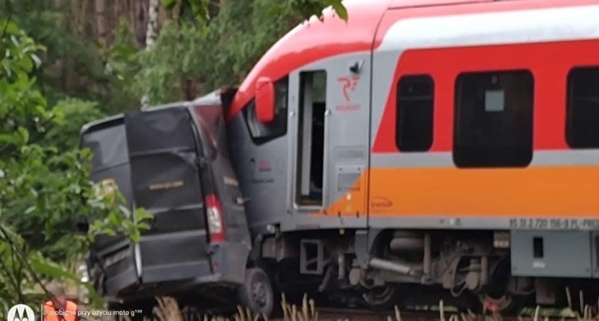 Bus został dosłownie zmiażdżony przed szynobus.