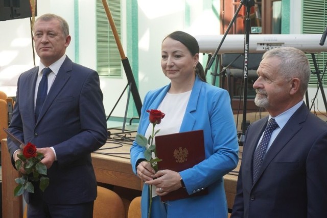 Nagrody Ministra Edukacji i Nauki otrzymali Janusz Maciejewski z Zespołu Szkół Technicznych i Martyna Maćkowiak – dyrektor I Liceum imienia Juliusza Słowackiego w Skarżysku-Kamiennej. Więcej na kolejnych zdjęciach.