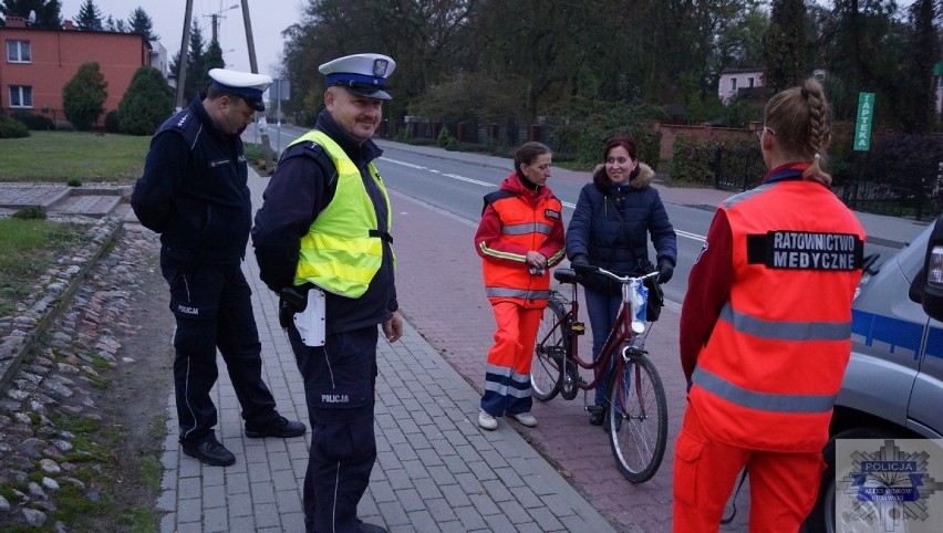 Policjanci z Aleksandrowa Kujawskiego wspólnie z ratownikami rozdawali kamizelki [zdjęcia]