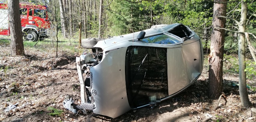 Gmina Sadlinki. Wypadek na trasie Gardeja - Sadlinki. Nietrzeźwy kierowca stracił panowanie nad samochodem. Miał 3 promile [ZDJĘCIA]