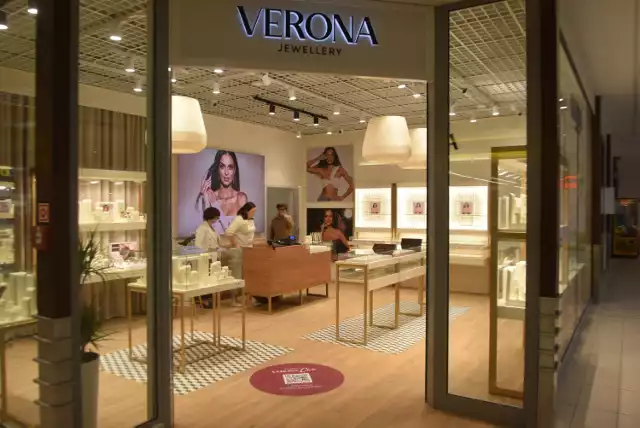 Tak prezentuje się salon z biżuterią Verona Jewellery w Galerii Omni w Radomiu.