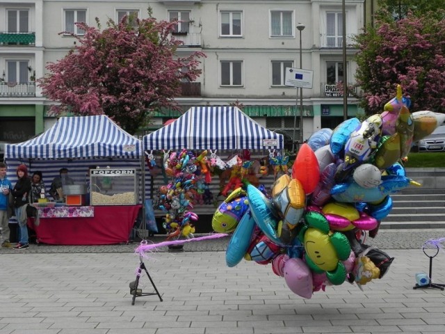 Ostrowiecki Rynek został przystrojony jak tradycja podobnych imprez nakazuje. Fot. Krzysztof Krzak