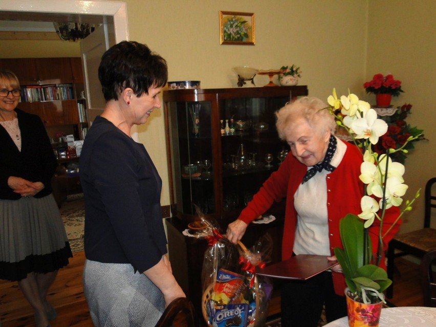 Kamieniec: Pani Aleksandra Marciniak obchodziła w tym tygodniu 90 urodziny. Jubiltatkę odwiedzili przedstawiciele gminy