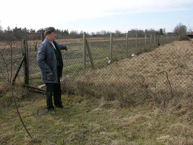 Tuż za siatką biegł rów, o którego odtworzenie walczy Marian Gajewski