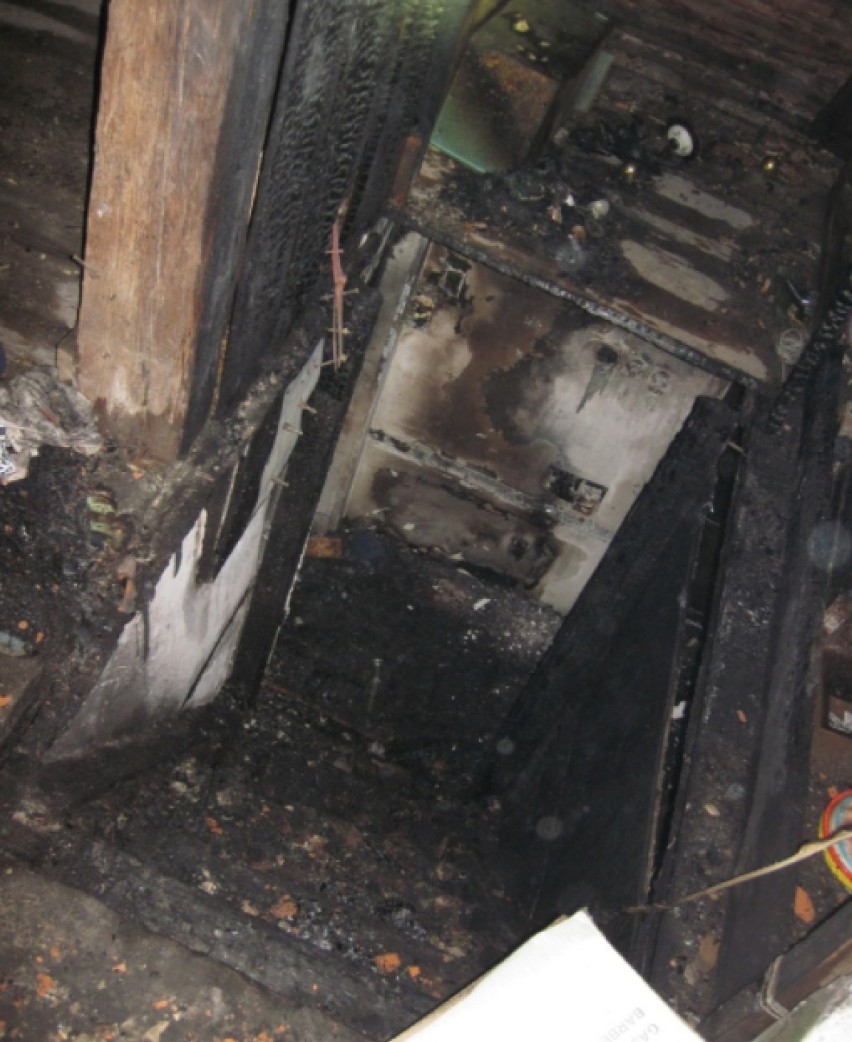 Pożar domu w Kunicach. Tak wygląda w środku spalony dom. Szok! [ZDJĘCIA]