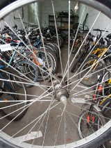 Zderzenie rowerzystów w centrum miasta