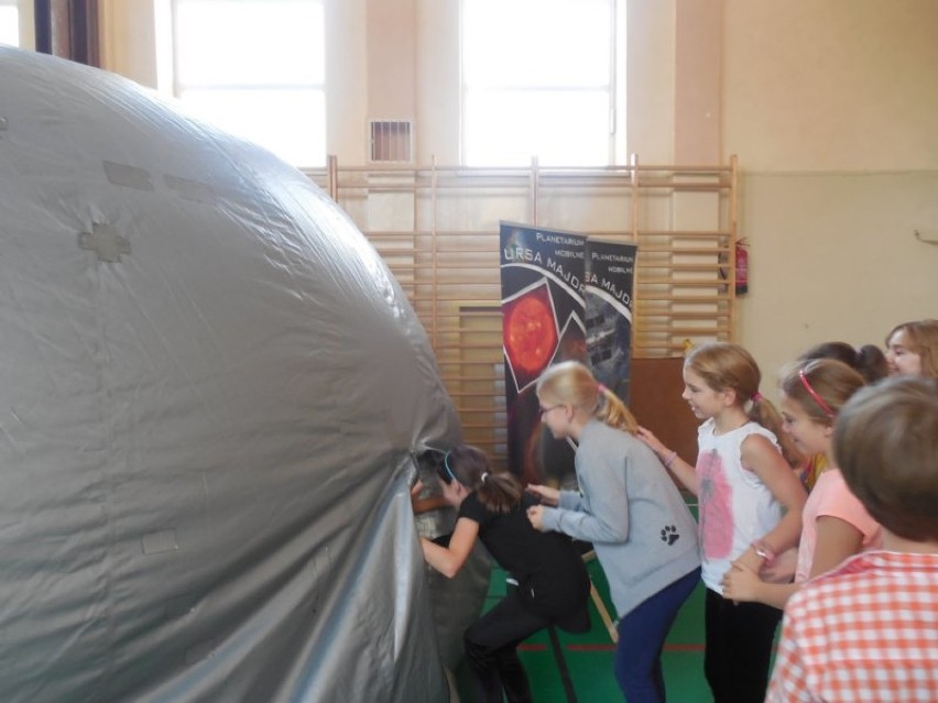 Uczniowie SP nr 4 w Wieluniu odbyli podróż w świat astronomii
