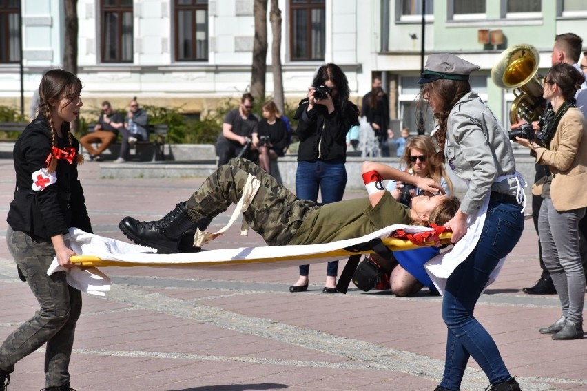 Młodzieżowa Parada Niepodległości przeszła ulicami Sanoka [ZDJĘCIA]