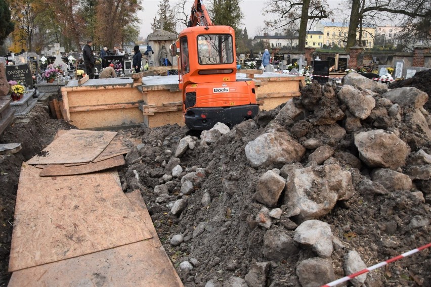 Trwa budowa nowego pomnika na cmentarzu w Szubinie. Prace...