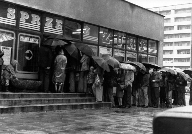 Kolejka do sklepu ZURiT przy ul. Zielonej w 1980 r.- fot. Józef Żak- arch.MOK.