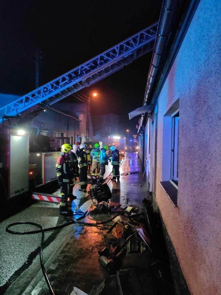Nocny pożar w Rogoźnie. Rodzina znalazła schronienie u bliskich