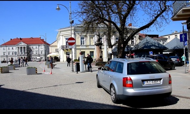 Wjazd na Rynek od ulicy Bodzentyńskiej uniemożliwiają słynne donice. Kierowcy muszą skręć na plac Świętej Tekli, dalej  w Warszawską, Kaczyńskiego i dojechać do IX Wieków Kielc.