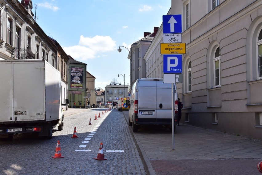 Kielecki Rynek zamknięty dla kierowców, słynne donice blokują przejazd (WIDEO, zdjęcia)