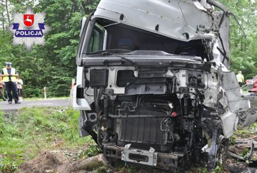 Zderzenie samochodu ciężarowego z BMW, dwie osoby w szpitalu