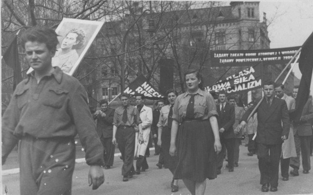 Uczestnicy pochodów zbierali się po drugiej stronie dzisiejszego Parku Krasnala, w okolicy Odry. Tam rozpoczynała się trasa przemarszu. W latach 50. zbiórka była na boisku ogólniaka