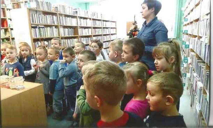 Lekcja biblioteczna dla przedszkolaków w bibliotece w Rakoniewicach