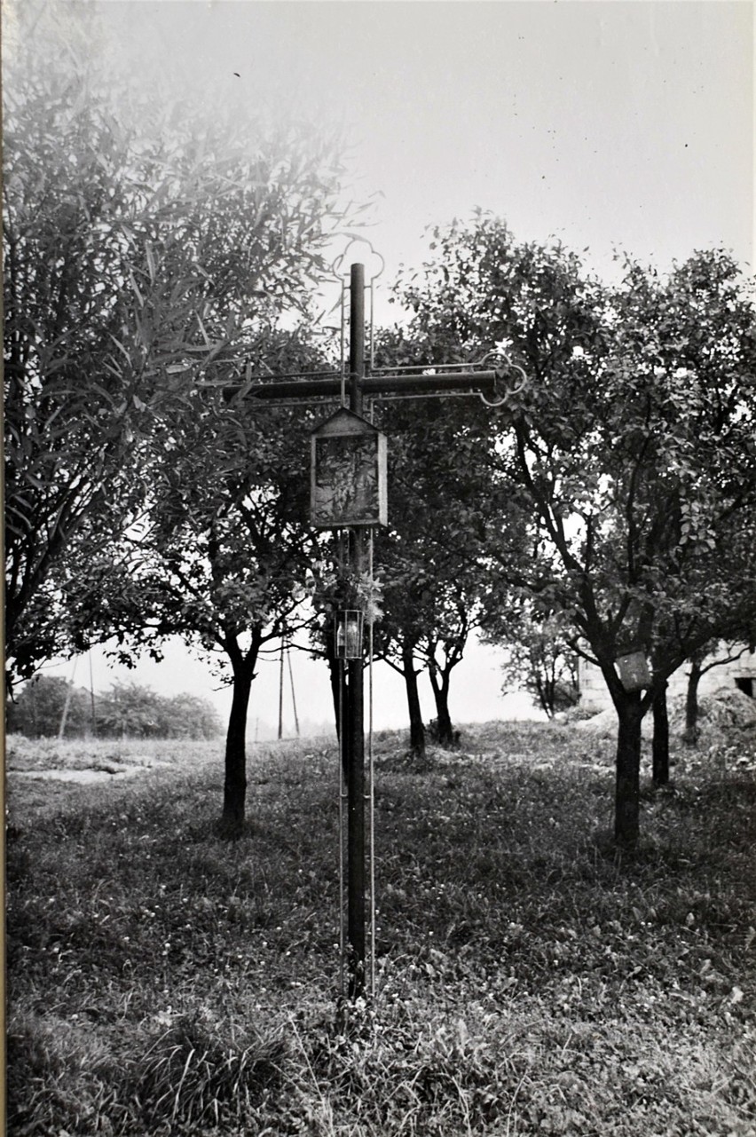 Ten krzyż stał kiedyś na przecięciu drogi Glinik - "Kogutek"...