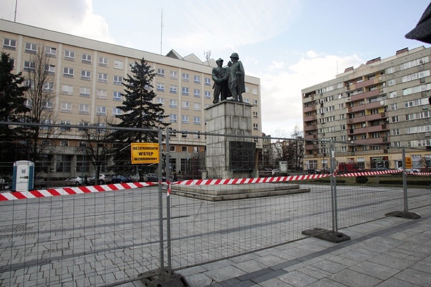 Pomnik Braterstwa Broni zniknie z Placu Słowiańskiego w Legnicy, pomnik jest już ogrodzony [ZDJĘCIA]