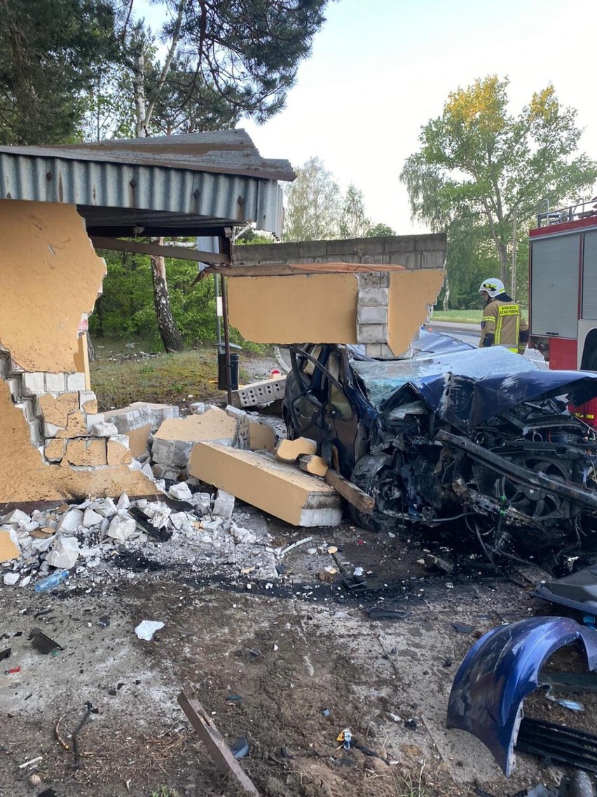 Chocz. Samochód osobowy uderzył w przystanek autobusowy!...