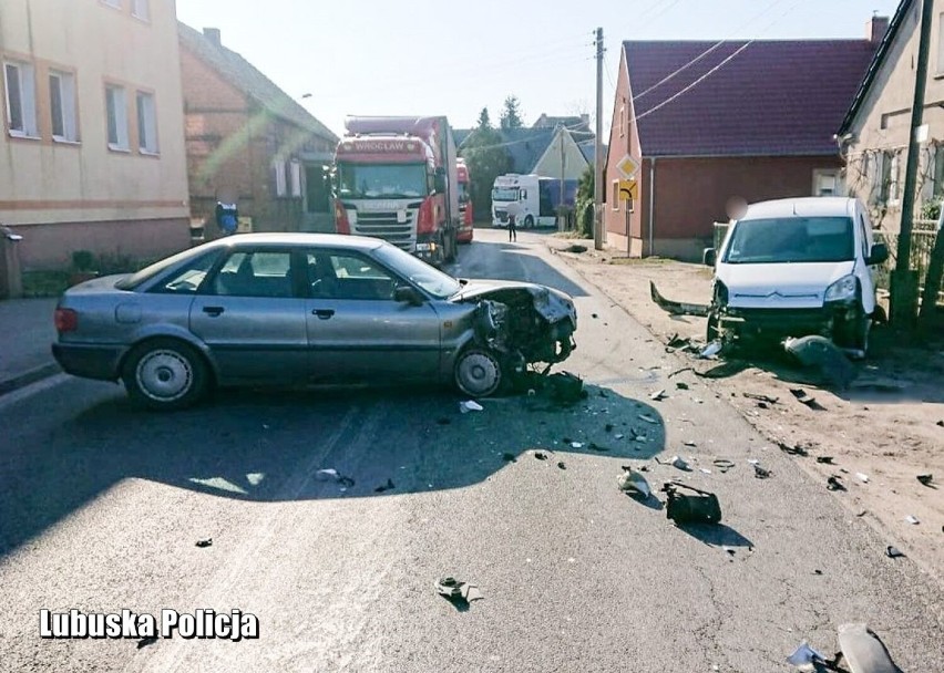 Mężczyzna uciekając przed policją doprowadził do kolizji.