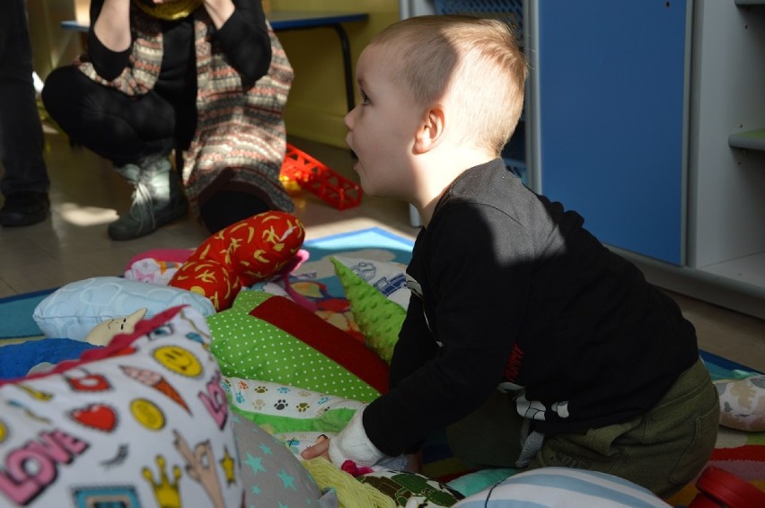 Uszyli i podarowali poduszki i przytulanki dla dzieci ze szpitala w Bełchatowie [ZDJĘCIA]