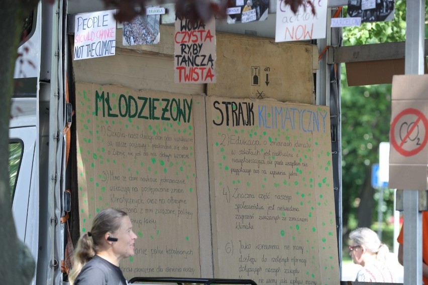 Młodzieżowy Strajk Klimatyczny w Szczecinie. "Riki tiki - ratujmy tropiki" [ZDJĘCIA, WIDEO]