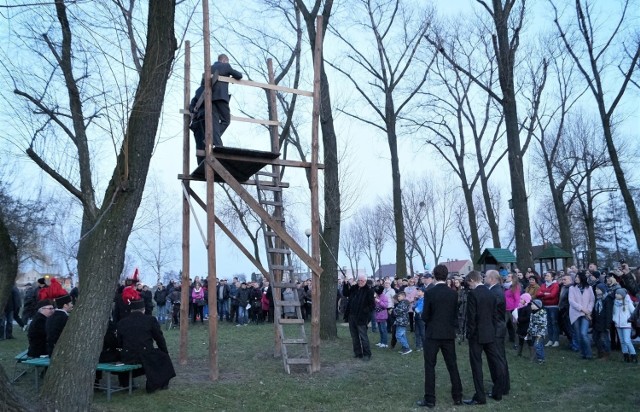 Obostrzenia związane z pandemią koronawirusa sprawiły, że także w tegoroczne Święta Wielkanocy w Szymborzu nie odbędą się przywołówki. To stary kujawski zwyczaj, który kultywowany jest tam od 1832 roku. Na zdjęciu przywołówki z czasów przed pandemią