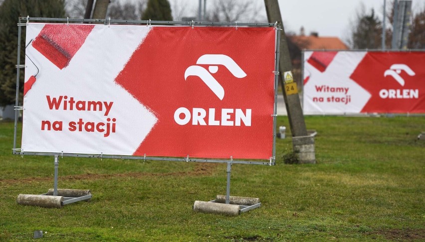 Stacja Lotos w Skołoszowie zmienia się w Orlen [ZDJĘCIA]