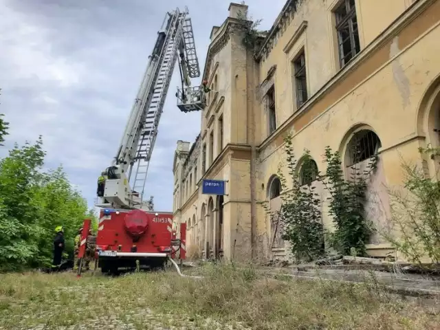 Dawny dworzec kolejowy to dziś obraz nędzy i rozpaczy. Wieloletni brak zainteresowania obiektem ze strony właścicieli, niszczące działanie opadów atmosferycznych i pożar doprowadziły cenny zabytek do ruiny.