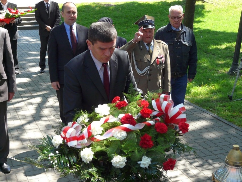 Złożenie kwiatów pod Grobem Nieznanego Żołnierza w rocznicę wyzwolenia