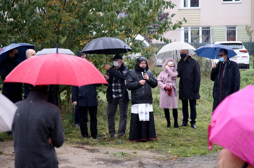 Arcybiskup Andrzej Dzięga poświęcił krzyż i plac pod budowę kościoła nad Rudzianką w Szczecinie 