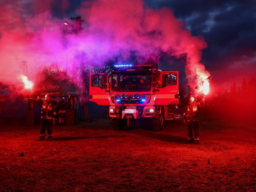 OSP Chojny powitały nowy wóz strażacki. To jeden z najnowocześniejszych samochodów ratowniczo- gaśniczych 