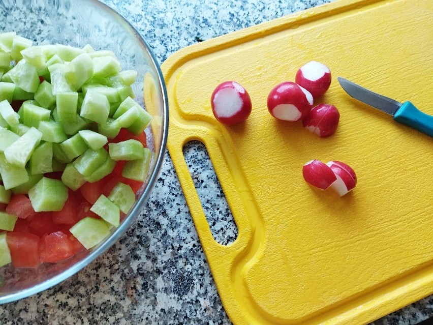 Rzodkiewki pokrój w kostkę i dodaj do pozostałych warzyw.