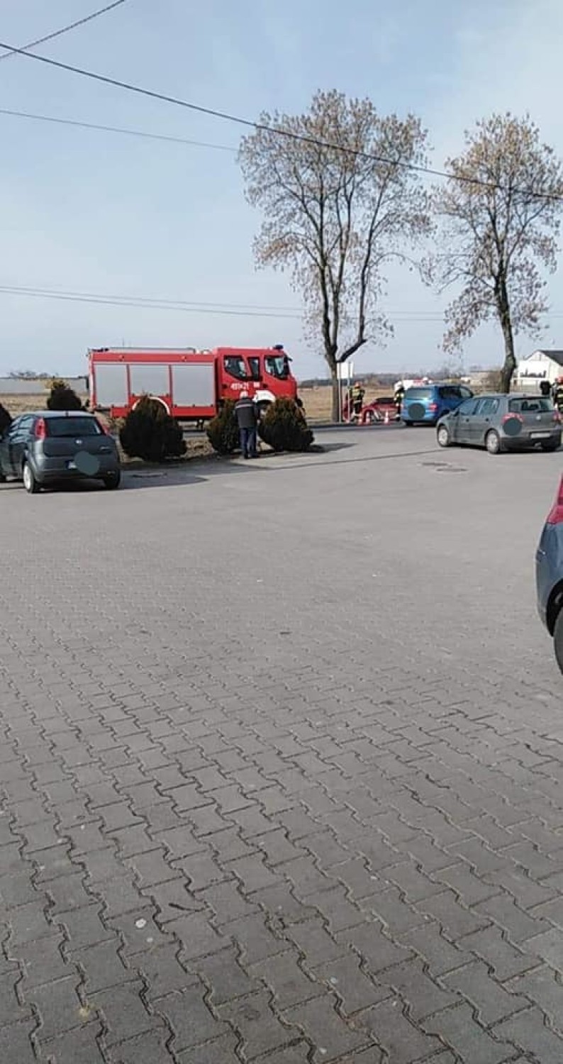 Samochód wypadł z drogi w Miedźnie. Wjechał do rowu