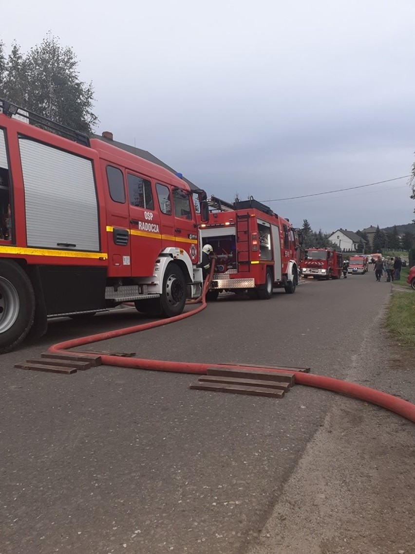 Pożar poddasza domu w Witanowicach. Ogień strawił część dachu