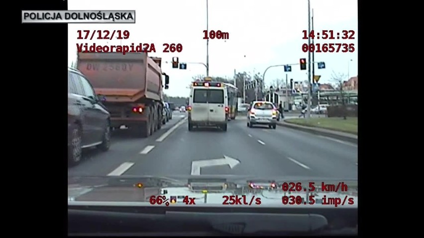 Kierowca busa chciał być cwany. Miał pecha, bo za nim jechali policjanci z grupy SPEED [FILM]