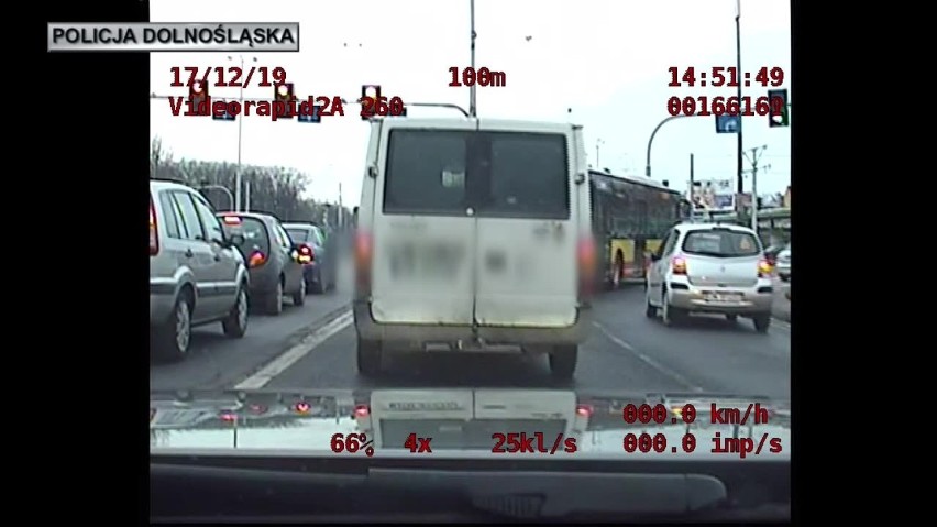 Kierowca busa chciał być cwany. Miał pecha, bo za nim jechali policjanci z grupy SPEED [FILM]