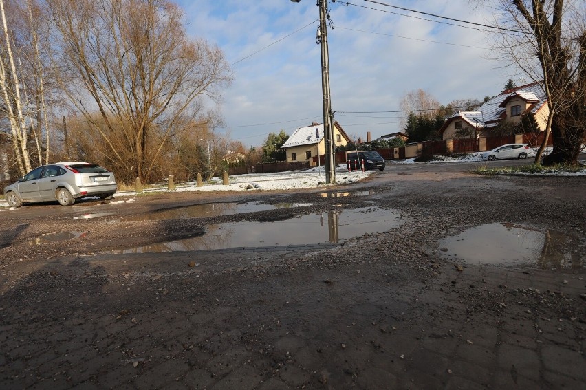 Błoto, dziury, rwący potok na ulicy Koneckiej w Kielcach. Mieszkańcy proszą o budowę drogi od 50 lat