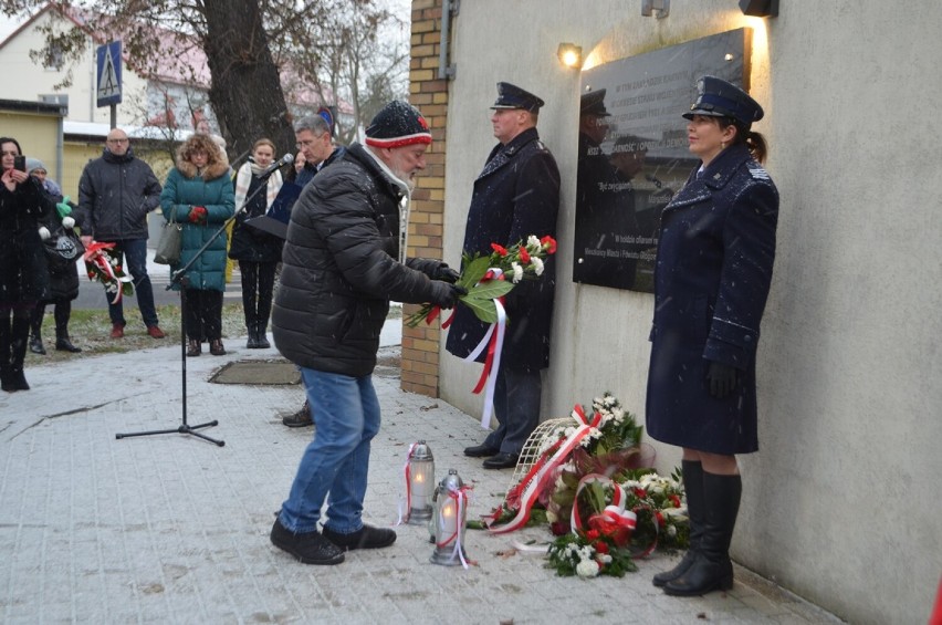 Kwiaty i znicze ku czci ofiar Stanu Wojennego
