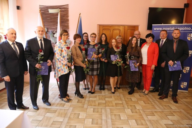 9 nauczycieli, pedagogów i pracowników szkół i instytucji odebrało nagrody od starosty sępoleńskiego